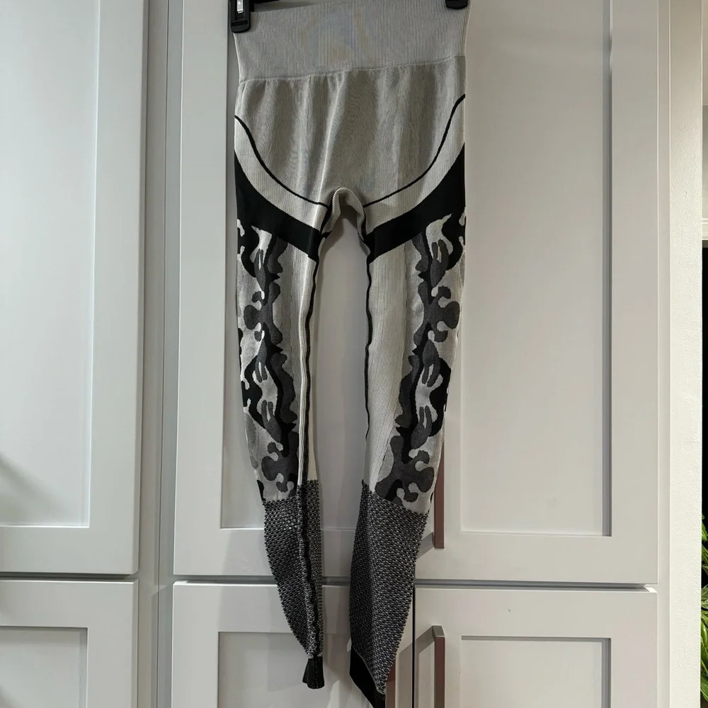 🔥High-Waisted‎ Seamless Leggings with Camo Print and Fishnet at Lower Leg